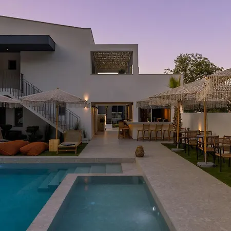 アパートホテル The 8 Keys 4*